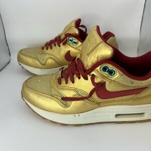Women’s NIKE AIR MAX 1 BHM QS METALLIC GOLD-RED Size 7 (652115-700]